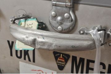 ビンテージ雑貨　BANKOKU　鍵付き!!　無骨な雰囲気がかっこいい、とっても軽いジュラルミン船トランク(ジュラルミントランク、舟トランク、アルミトランク、センターテーブル、ローテーブル、リビングテーブル、収納、ディスプレイ、ヴィンテージ)(R-078271)