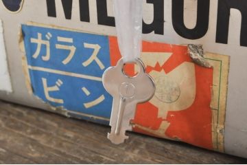 ビンテージ雑貨　BANKOKU　鍵付き!!　無骨な雰囲気がかっこいい、とっても軽いジュラルミン船トランク(ジュラルミントランク、舟トランク、アルミトランク、センターテーブル、ローテーブル、リビングテーブル、収納、ディスプレイ、ヴィンテージ)(R-078271)