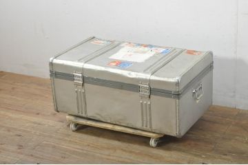 ビンテージ雑貨　BANKOKU　鍵付き!!　無骨な雰囲気がかっこいい、とっても軽いジュラルミン船トランク(ジュラルミントランク、舟トランク、アルミトランク、センターテーブル、ローテーブル、リビングテーブル、収納、ディスプレイ、ヴィンテージ)(R-078272)