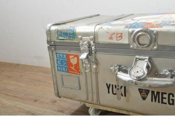 ビンテージ雑貨　BANKOKU　鍵付き!!　無骨な雰囲気がかっこいい、とっても軽いジュラルミン船トランク(ジュラルミントランク、舟トランク、アルミトランク、センターテーブル、ローテーブル、リビングテーブル、収納、ディスプレイ、ヴィンテージ)(R-078272)