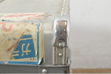 ビンテージ雑貨　BANKOKU　鍵付き!!　無骨な雰囲気がかっこいい、とっても軽いジュラルミン船トランク(ジュラルミントランク、舟トランク、アルミトランク、センターテーブル、ローテーブル、リビングテーブル、収納、ディスプレイ、ヴィンテージ)(R-078272)