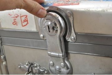 ビンテージ雑貨　BANKOKU　鍵付き!!　無骨な雰囲気がかっこいい、とっても軽いジュラルミン船トランク(ジュラルミントランク、舟トランク、アルミトランク、センターテーブル、ローテーブル、リビングテーブル、収納、ディスプレイ、ヴィンテージ)(R-078272)