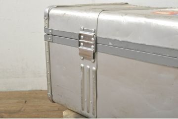 ビンテージ雑貨　BANKOKU　鍵付き!!　無骨な雰囲気がかっこいい、とっても軽いジュラルミン船トランク(ジュラルミントランク、舟トランク、アルミトランク、センターテーブル、ローテーブル、リビングテーブル、収納、ディスプレイ、ヴィンテージ)(R-078272)