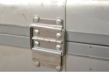 ビンテージ雑貨　BANKOKU　鍵付き!!　無骨な雰囲気がかっこいい、とっても軽いジュラルミン船トランク(ジュラルミントランク、舟トランク、アルミトランク、センターテーブル、ローテーブル、リビングテーブル、収納、ディスプレイ、ヴィンテージ)(R-078272)