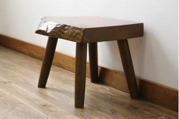 中古　民芸家具　木の温もりを感じられる栃の木(トチノキ)一枚板の重厚なスツール(花台、飾り台、サイドテーブル、板座チェア、椅子、イス)(R-078274)
