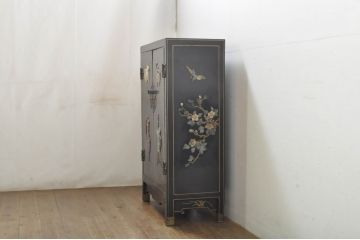 アジアンビンテージ　シノワズリ様式　玉石彫刻が目を惹く小振りなキャビネット(サイドキャビネット、収納棚、戸棚)(R-078279)