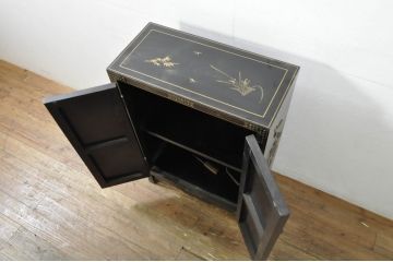 アジアンビンテージ　シノワズリ様式　玉石彫刻が目を惹く小振りなキャビネット(サイドキャビネット、収納棚、戸棚)(R-078279)