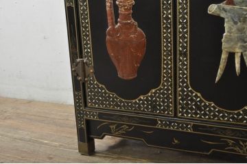 アジアンビンテージ　シノワズリ様式　玉石彫刻が目を惹く小振りなキャビネット(サイドキャビネット、収納棚、戸棚)(R-078279)