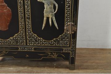 アジアンビンテージ　シノワズリ様式　玉石彫刻が目を惹く小振りなキャビネット(サイドキャビネット、収納棚、戸棚)(R-078279)