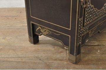 アジアンビンテージ　シノワズリ様式　玉石彫刻が目を惹く小振りなキャビネット(サイドキャビネット、収納棚、戸棚)(R-078279)