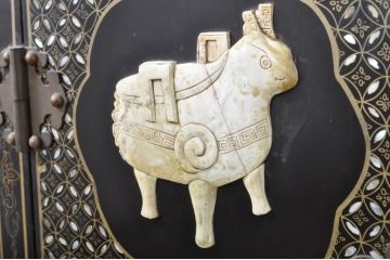 アジアンビンテージ　シノワズリ様式　玉石彫刻が目を惹く小振りなキャビネット(サイドキャビネット、収納棚、戸棚)(R-078279)