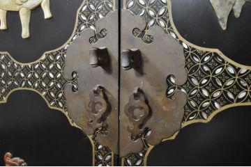 アジアンビンテージ　シノワズリ様式　玉石彫刻が目を惹く小振りなキャビネット(サイドキャビネット、収納棚、戸棚)(R-078279)