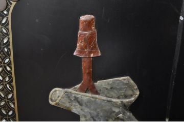 アジアンビンテージ　シノワズリ様式　玉石彫刻が目を惹く小振りなキャビネット(サイドキャビネット、収納棚、戸棚)(R-078279)