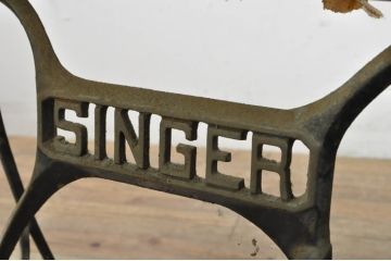 イギリスアンティーク　SINGER(シンガー)社　レトロな佇まいがお洒落なミシンの鉄脚(シンガーミシン、ミシンテーブル、ミシン台、英国)(R-078282)