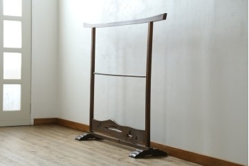和製アンティーク　欅(ケヤキ)材　柿材　和の趣溢れる佇まいの衣桁　(R-078283)