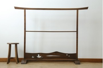 和製アンティーク　欅(ケヤキ)材　柿材　和の趣溢れる佇まいの衣桁　(R-078283)