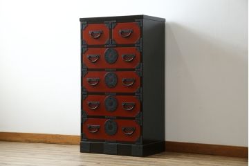 中古　超美品　希少モデル　伝統民芸家具　岩谷堂箪笥　黒々としたあられ金具と朱塗りの赤い木色のコントラストが格好良い月雫8号型衣装箪笥(和たんす、収納タンス、引き出し、サイドチェスト)(R-078286)