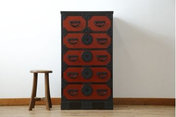 中古　超美品　希少モデル　伝統民芸家具　岩谷堂箪笥　黒々としたあられ金具と朱塗りの赤い木色のコントラストが格好良い月雫8号型衣装箪笥(和たんす、収納タンス、引き出し、サイドチェスト)(R-078286)