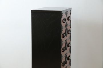 中古　超美品　希少モデル　伝統民芸家具　岩谷堂箪笥　黒々としたあられ金具と朱塗りの赤い木色のコントラストが格好良い月雫8号型衣装箪笥(和たんす、収納タンス、引き出し、サイドチェスト)(R-078286)