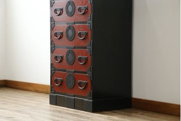 中古　超美品　希少モデル　伝統民芸家具　岩谷堂箪笥　黒々としたあられ金具と朱塗りの赤い木色のコントラストが格好良い月雫8号型衣装箪笥(和たんす、収納タンス、引き出し、サイドチェスト)(R-078286)