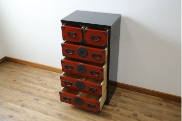 中古　超美品　希少モデル　伝統民芸家具　岩谷堂箪笥　黒々としたあられ金具と朱塗りの赤い木色のコントラストが格好良い月雫8号型衣装箪笥(和たんす、収納タンス、引き出し、サイドチェスト)(R-078286)