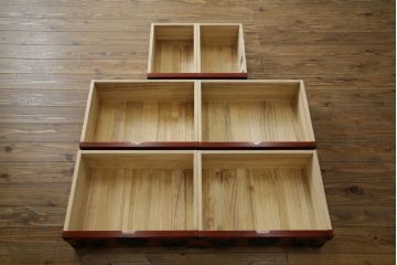 中古　超美品　希少モデル　伝統民芸家具　岩谷堂箪笥　黒々としたあられ金具と朱塗りの赤い木色のコントラストが格好良い月雫8号型衣装箪笥(和たんす、収納タンス、引き出し、サイドチェスト)(R-078286)