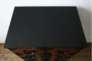 中古　超美品　希少モデル　伝統民芸家具　岩谷堂箪笥　黒々としたあられ金具と朱塗りの赤い木色のコントラストが格好良い月雫8号型衣装箪笥(和たんす、収納タンス、引き出し、サイドチェスト)(R-078286)