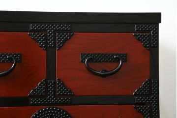 中古　超美品　希少モデル　伝統民芸家具　岩谷堂箪笥　黒々としたあられ金具と朱塗りの赤い木色のコントラストが格好良い月雫8号型衣装箪笥(和たんす、収納タンス、引き出し、サイドチェスト)(R-078286)