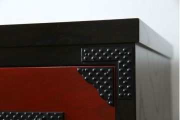 中古　超美品　希少モデル　伝統民芸家具　岩谷堂箪笥　黒々としたあられ金具と朱塗りの赤い木色のコントラストが格好良い月雫8号型衣装箪笥(和たんす、収納タンス、引き出し、サイドチェスト)(R-078286)