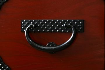 中古　超美品　希少モデル　伝統民芸家具　岩谷堂箪笥　黒々としたあられ金具と朱塗りの赤い木色のコントラストが格好良い月雫8号型衣装箪笥(和たんす、収納タンス、引き出し、サイドチェスト)(R-078286)