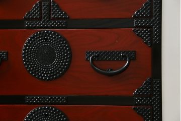 中古　超美品　希少モデル　伝統民芸家具　岩谷堂箪笥　黒々としたあられ金具と朱塗りの赤い木色のコントラストが格好良い月雫8号型衣装箪笥(和たんす、収納タンス、引き出し、サイドチェスト)(R-078286)