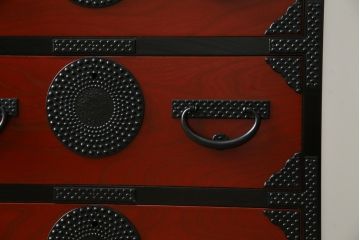 中古　超美品　希少モデル　伝統民芸家具　岩谷堂箪笥　黒々としたあられ金具と朱塗りの赤い木色のコントラストが格好良い月雫8号型衣装箪笥(和たんす、収納タンス、引き出し、サイドチェスト)(R-078286)