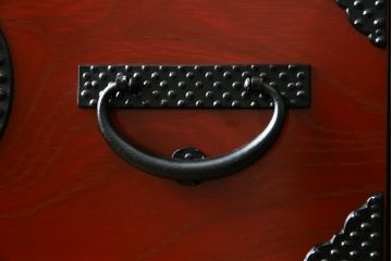 中古　超美品　希少モデル　伝統民芸家具　岩谷堂箪笥　黒々としたあられ金具と朱塗りの赤い木色のコントラストが格好良い月雫8号型衣装箪笥(和たんす、収納タンス、引き出し、サイドチェスト)(R-078286)