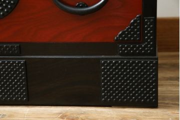 中古　超美品　希少モデル　伝統民芸家具　岩谷堂箪笥　黒々としたあられ金具と朱塗りの赤い木色のコントラストが格好良い月雫8号型衣装箪笥(和たんす、収納タンス、引き出し、サイドチェスト)(R-078286)