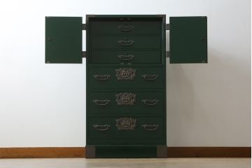 中古　美品!!　二本松工藝館　田中家具　個性的でモダンな佇まいの両開き戸付きチェスト(サイドチェスト、和タンス、整理箪笥、収納箪笥、引き出し、観音箪笥、衣装箪笥)(定価約65万円)(R-078287)