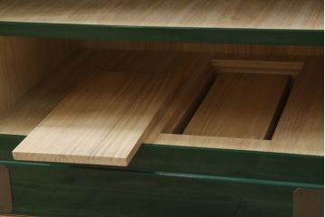 中古　美品!!　二本松工藝館　田中家具　個性的でモダンな佇まいの両開き戸付きチェスト(サイドチェスト、和タンス、整理箪笥、収納箪笥、引き出し、観音箪笥、衣装箪笥)(定価約65万円)(R-078287)