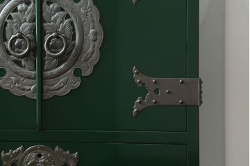 中古　美品!!　二本松工藝館　田中家具　個性的でモダンな佇まいの両開き戸付きチェスト(サイドチェスト、和タンス、整理箪笥、収納箪笥、引き出し、観音箪笥、衣装箪笥)(定価約65万円)(R-078287)