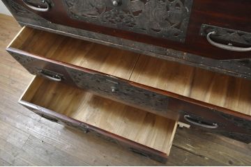 和製アンティーク　明治大正期　前面・内部桐(キリ)材　松・富士・巾着・七福神・鶴・亀の縁起物をふんだんにあしらった金具が魅力的な二段重ね佐渡箪笥(八幡箪笥、和たんす、衣装タンス、収納箪笥、時代箪笥、引き出し、サイドチェスト)(R-078289)
