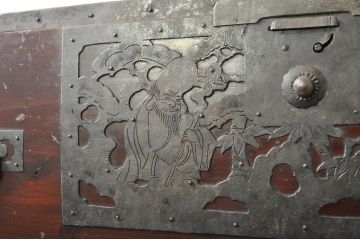和製アンティーク　明治大正期　前面・内部桐(キリ)材　松・富士・巾着・七福神・鶴・亀の縁起物をふんだんにあしらった金具が魅力的な二段重ね佐渡箪笥(八幡箪笥、和たんす、衣装タンス、収納箪笥、時代箪笥、引き出し、サイドチェスト)(R-078289)