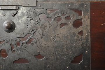 和製アンティーク　明治大正期　前面・内部桐(キリ)材　松・富士・巾着・七福神・鶴・亀の縁起物をふんだんにあしらった金具が魅力的な二段重ね佐渡箪笥(八幡箪笥、和たんす、衣装タンス、収納箪笥、時代箪笥、引き出し、サイドチェスト)(R-078289)