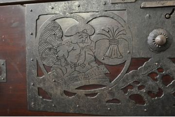 和製アンティーク　明治大正期　前面・内部桐(キリ)材　松・富士・巾着・七福神・鶴・亀の縁起物をふんだんにあしらった金具が魅力的な二段重ね佐渡箪笥(八幡箪笥、和たんす、衣装タンス、収納箪笥、時代箪笥、引き出し、サイドチェスト)(R-078289)
