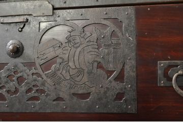 和製アンティーク　明治大正期　前面・内部桐(キリ)材　松・富士・巾着・七福神・鶴・亀の縁起物をふんだんにあしらった金具が魅力的な二段重ね佐渡箪笥(八幡箪笥、和たんす、衣装タンス、収納箪笥、時代箪笥、引き出し、サイドチェスト)(R-078289)