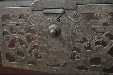 和製アンティーク　明治大正期　前面・内部桐(キリ)材　松・富士・巾着・七福神・鶴・亀の縁起物をふんだんにあしらった金具が魅力的な二段重ね佐渡箪笥(八幡箪笥、和たんす、衣装タンス、収納箪笥、時代箪笥、引き出し、サイドチェスト)(R-078289)