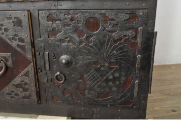 和製アンティーク　明治大正期　前面・内部桐(キリ)材　松・富士・巾着・七福神・鶴・亀の縁起物をふんだんにあしらった金具が魅力的な二段重ね佐渡箪笥(八幡箪笥、和たんす、衣装タンス、収納箪笥、時代箪笥、引き出し、サイドチェスト)(R-078289)