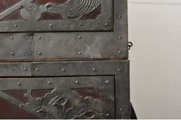 和製アンティーク　明治大正期　前面・内部桐(キリ)材　松・富士・巾着・七福神・鶴・亀の縁起物をふんだんにあしらった金具が魅力的な二段重ね佐渡箪笥(八幡箪笥、和たんす、衣装タンス、収納箪笥、時代箪笥、引き出し、サイドチェスト)(R-078289)