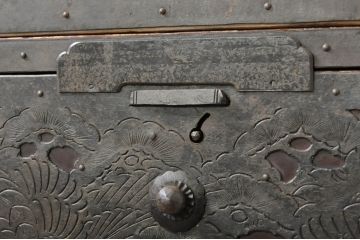 和製アンティーク　明治大正期　前面・内部桐(キリ)材　松・富士・巾着・七福神・鶴・亀の縁起物をふんだんにあしらった金具が魅力的な二段重ね佐渡箪笥(八幡箪笥、和たんす、衣装タンス、収納箪笥、時代箪笥、引き出し、サイドチェスト)(R-078289)