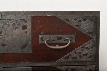 和製アンティーク　明治大正期　前面・内部桐(キリ)材　松・富士・七福神の縁起物をあしらった金具が魅力的な佐渡箪笥ローチェスト(八幡箪笥、和たんす、衣装タンス、収納箪笥、時代箪笥、引き出し、ローボード、テレビボード、テレビ台、TVボード、TV台)(R-078290)
