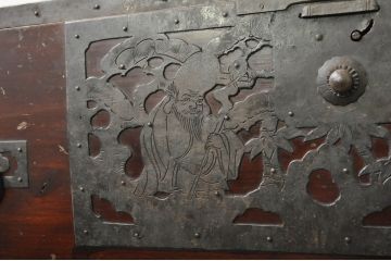 和製アンティーク　明治大正期　前面・内部桐(キリ)材　松・富士・七福神の縁起物をあしらった金具が魅力的な佐渡箪笥ローチェスト(八幡箪笥、和たんす、衣装タンス、収納箪笥、時代箪笥、引き出し、ローボード、テレビボード、テレビ台、TVボード、TV台)(R-078290)