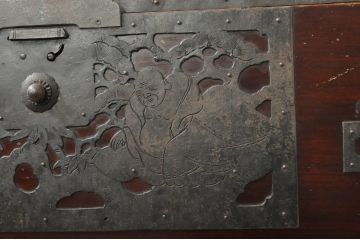 和製アンティーク　明治大正期　前面・内部桐(キリ)材　松・富士・七福神の縁起物をあしらった金具が魅力的な佐渡箪笥ローチェスト(八幡箪笥、和たんす、衣装タンス、収納箪笥、時代箪笥、引き出し、ローボード、テレビボード、テレビ台、TVボード、TV台)(R-078290)
