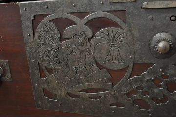 和製アンティーク　明治大正期　前面・内部桐(キリ)材　松・富士・七福神の縁起物をあしらった金具が魅力的な佐渡箪笥ローチェスト(八幡箪笥、和たんす、衣装タンス、収納箪笥、時代箪笥、引き出し、ローボード、テレビボード、テレビ台、TVボード、TV台)(R-078290)